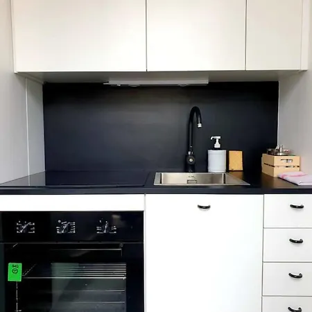 Bright & Modern With Great Sun Exposure Apartment *